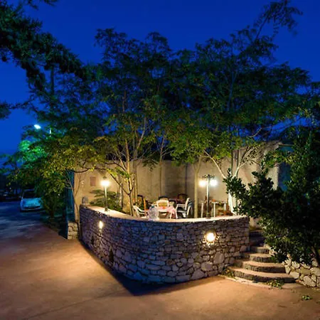 Contaratos Lettings 3* Livadi (Kythira)